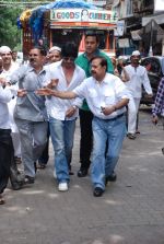 Shahrukh Khan at Ashok Mehta_s funeral in Mumbai on 17th Aug 2012 (140).JPG